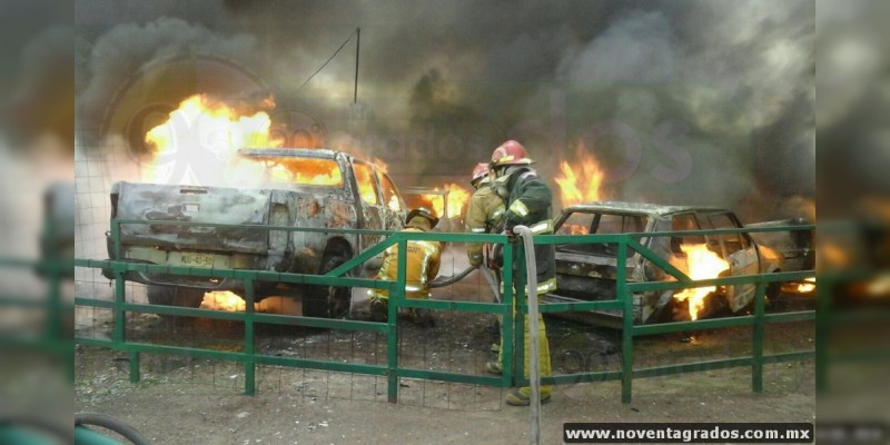 Maravatío: Se incendia taller mecánico, 5 autos se calcinan  - Foto 2 