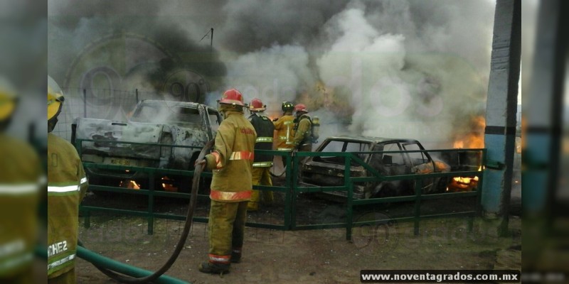 Maravatío: Se incendia taller mecánico, 5 autos se calcinan  - Foto 3 