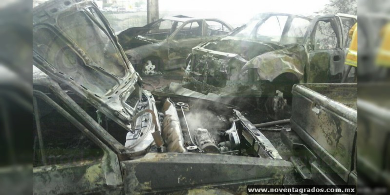 Maravatío: Se incendia taller mecánico, 5 autos se calcinan  - Foto 4 