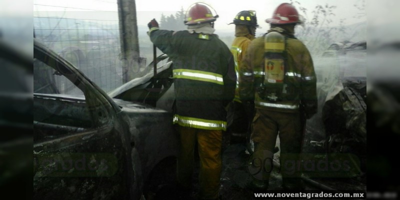 Maravatío: Se incendia taller mecánico, 5 autos se calcinan  - Foto 5 