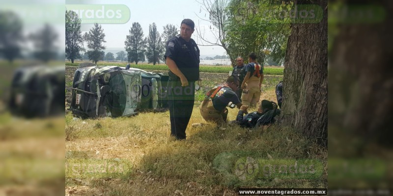 Dos policías lesionados al volcar patrulla en Zamora, Michoacán - Foto 0 