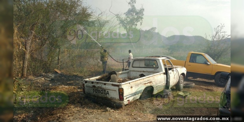 Incendio de pastizal se propaga a deshuesadero en Apatzingán, Michoacán - Foto 0 