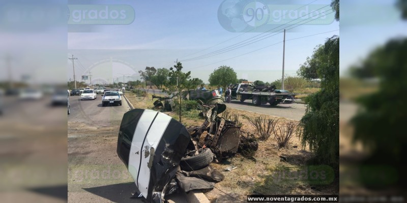 Choca auto deportivo contra un árbol en Celaya; hay dos heridos graves - Foto 0 