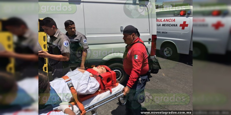 Chocan camión y ambulancia en Uruapan, Michoacán, hay cinco lesionados - Foto 0 