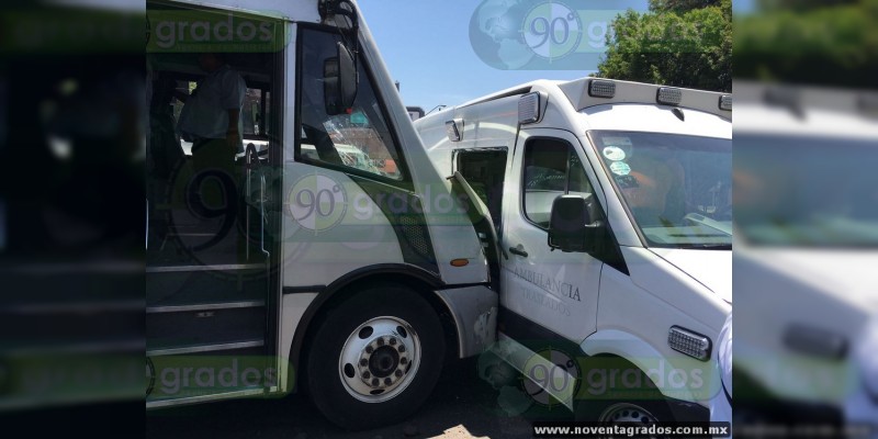 Chocan camión y ambulancia en Uruapan, Michoacán, hay cinco lesionados - Foto 1 
