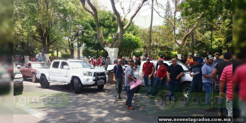 Protestan en Los Reyes, Michoacán, por arribo de policías y desarme de comunitarios - Foto 0 