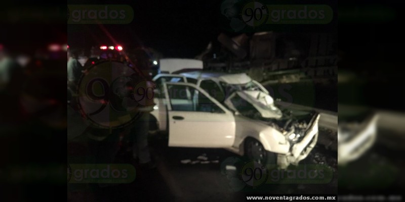 Un muerto y tres heridos en choque entre camión y vehículo compacto en Uruapan, Michoacán - Foto 0 