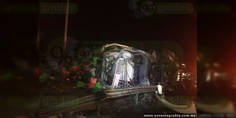 Un muerto y tres heridos en choque entre camión y vehículo compacto en Uruapan, Michoacán - Foto 2 