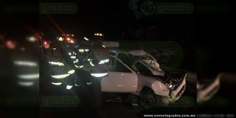 Un muerto y tres heridos en choque entre camión y vehículo compacto en Uruapan, Michoacán - Foto 3 