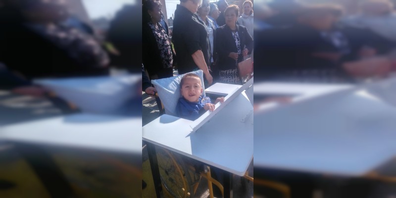 Emotiva ceremonia de entrega de mobiliario y sillas de ruedas a niños en condición de discapacidad  