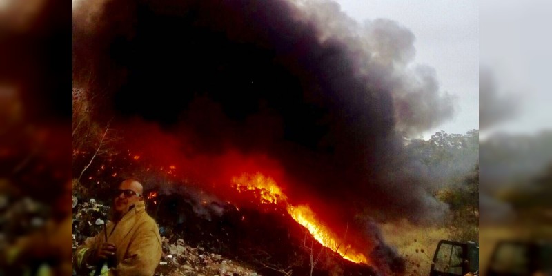 Atiende PC Estatal incendio en el basurero de Los Reyes 