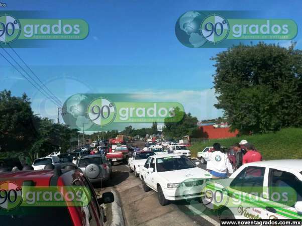 Bloquean habitantes carretera Libre a Pátzcuaro ante amenaza de desalojo 