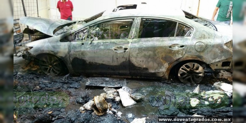 Se incendia tienda de ropa y tres vehículos en Zamora, Michoacán - Foto 0 