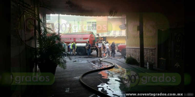 Se incendia tienda de ropa y tres vehículos en Zamora, Michoacán - Foto 1 