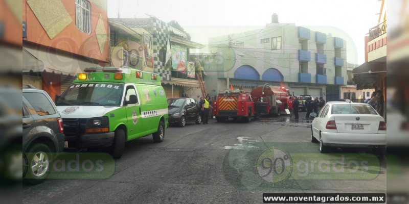 Se incendia tienda de ropa y tres vehículos en Zamora, Michoacán - Foto 2 