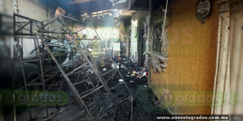 Se incendia tienda de ropa y tres vehículos en Zamora, Michoacán - Foto 3 