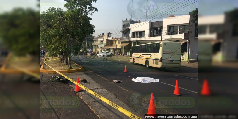 Muere motociclista arrollado por un autobús en Uruapan, Michoacán - Foto 0 