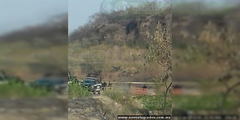 Localizan cadáver baleado en carretera de Apatzingán, Michoacán 