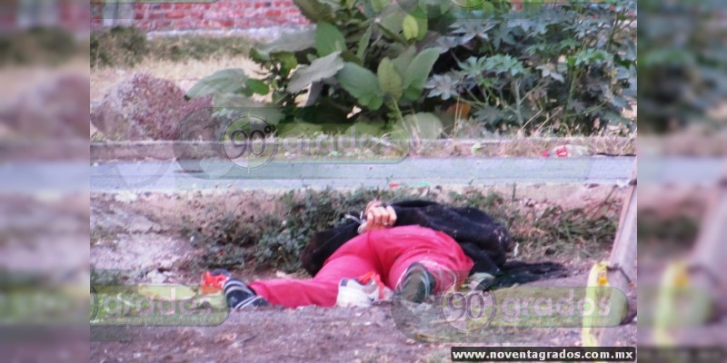 Cadáver de una mujer, maniatado y degollado, es encontrado en calles de Zamora, Michoacán - Foto 0 