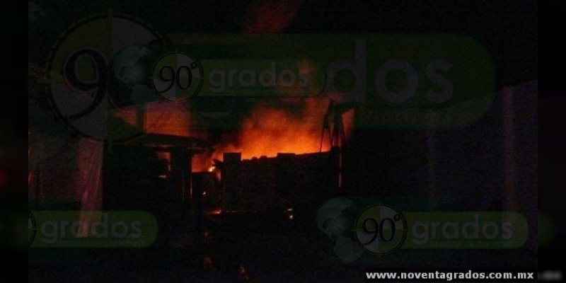 Arde bodega de presunto combustible robado en Corregidora, Querétaro 