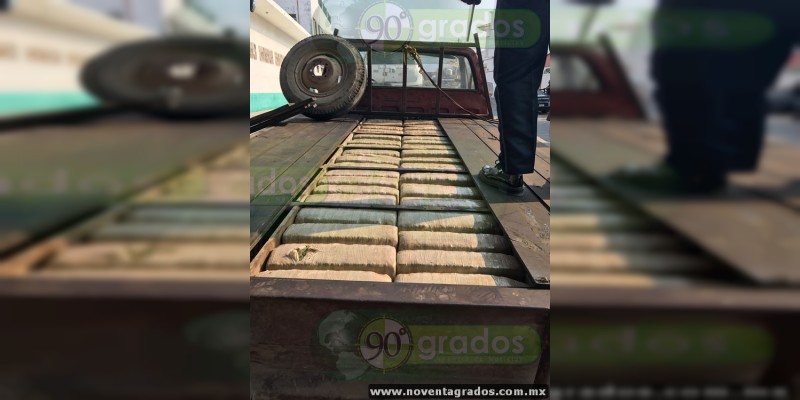 Aseguran casi 200 kilos de marihuana ocultos en la plataforma de una grúa, en Apatzingán, Michoacán - Foto 0 