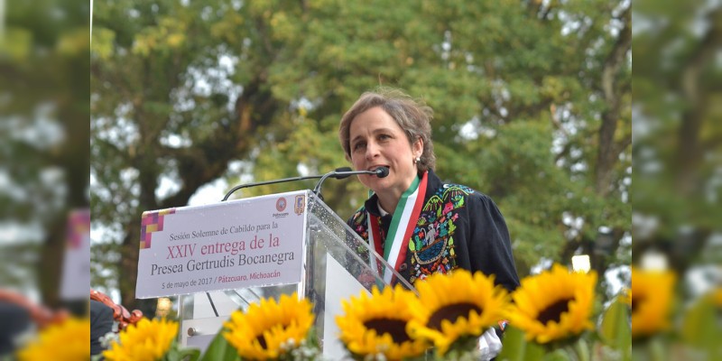 Entregan presea Gertrudis Bocanegra a Carmen Aristegui en Pátzcuaro 
