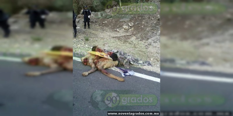 Abandonan dos cadáveres decapitados y mensaje en la carretera Chilpancingo-Chilapa - Foto 1 