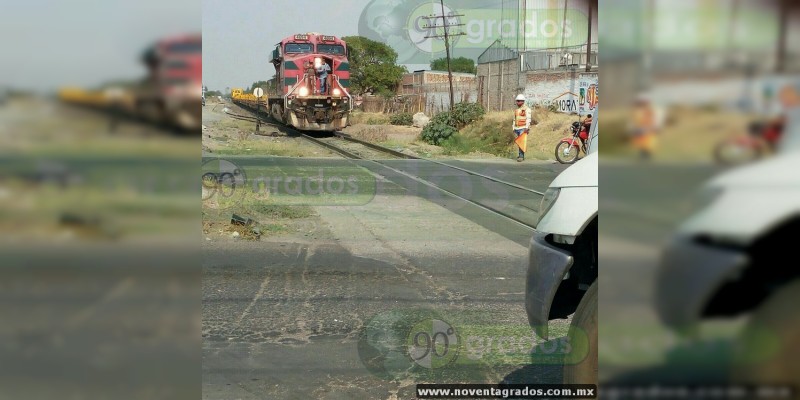 Tráiler es arrastrado por el tren en Celaya, Guanajuato - Foto 1 