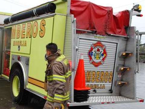 Entregan apoyos a bomberos de Morelia 