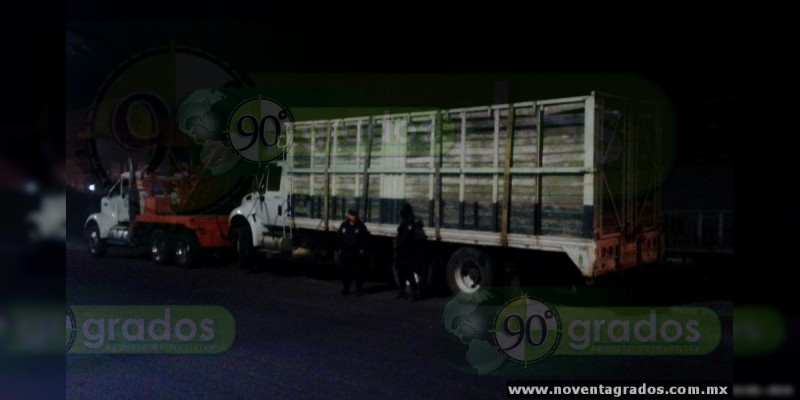 Recuperan  camión robado con violencia, en Ocampo, Michoacán - Foto 2 