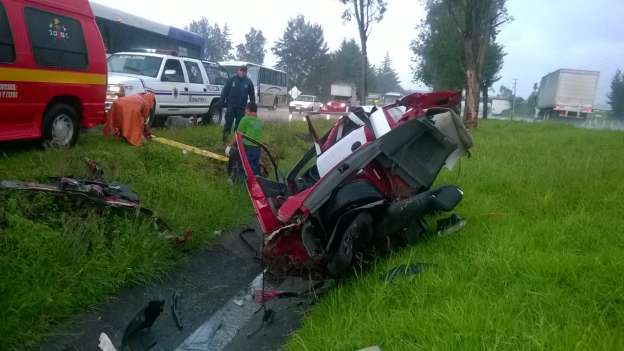 Mueren dos hombres tras volcadura en Morelia - Foto 0 