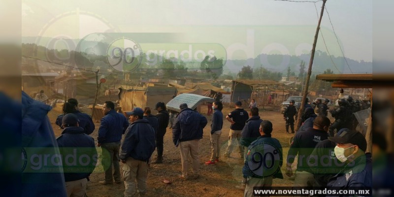 Desalojan predio invadido en Uruapan, Michoacán - Foto 0 