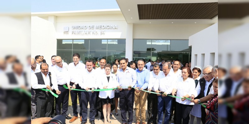 Inauguran Gobernador y director general del IMSS Unidad de Medicina Familiar No. 84 en Tacícuaro 