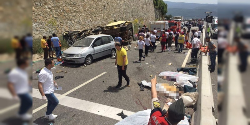 Mueren 24 tras descarrilarse autobús turístico en Turquía 