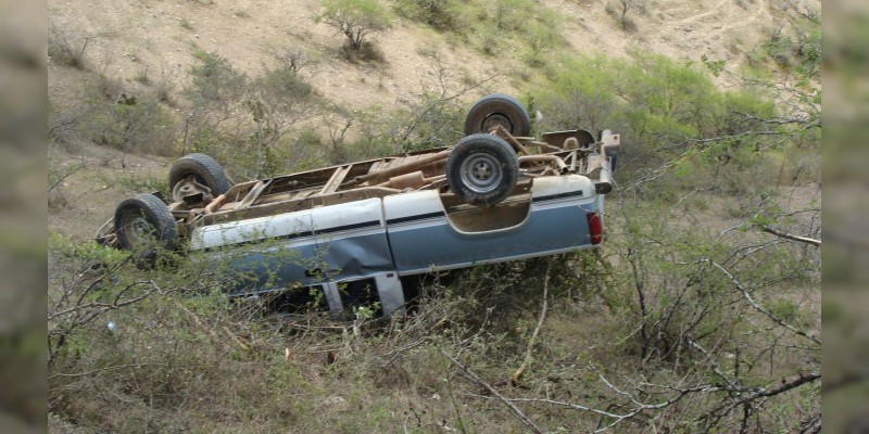Charo: Se desbarranca en su camioneta y muere  