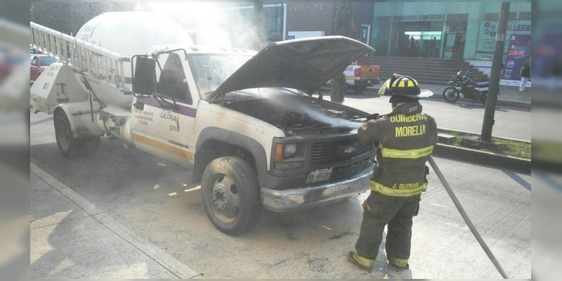 Morelia: Se incendia pipa de gas, bomberos evitan catástrofe 