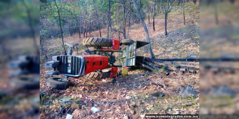 Ziracuaretiro: Aplastado por su tractor muere un jornalero - Foto 0 