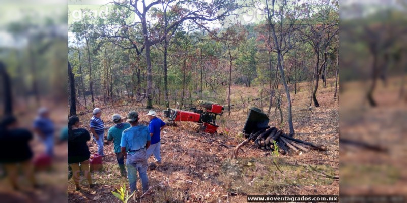 Ziracuaretiro: Aplastado por su tractor muere un jornalero - Foto 1 