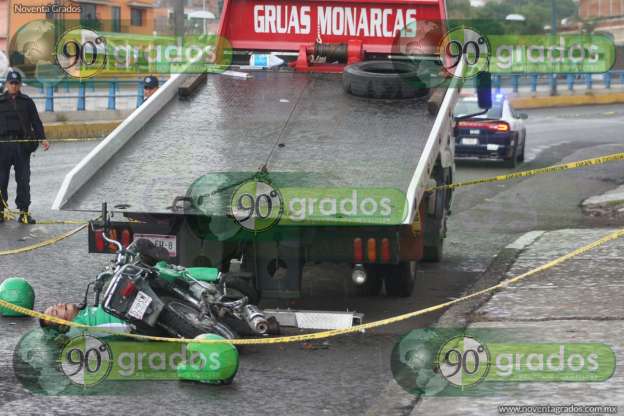 Fallece motociclista tras chocar contra grúa, en Morelia
