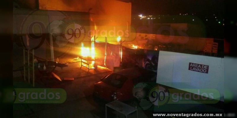 Se registra incendio en agencia de motos Honda en La Piedad, Michoacán - Foto 0 