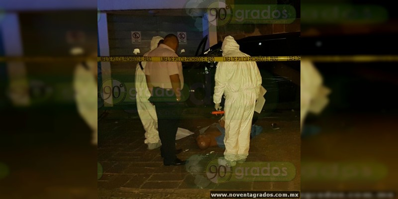 Localizan cadáver de un hombre junto a camioneta accidentada en Morelia - Foto 0 