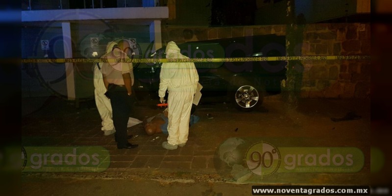 Localizan cadáver de un hombre junto a camioneta accidentada en Morelia - Foto 1 