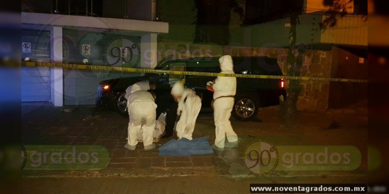 Localizan cadáver de un hombre junto a camioneta accidentada en Morelia - Foto 2 
