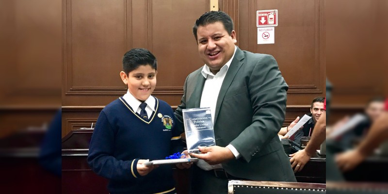 Juan Pablo recibió al legislador infantil Manlio Fabio en el Congreso del Estado 