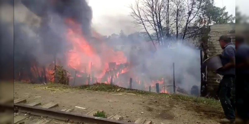 Se incendian casas en la Agustín Arriaga Rivera en Morelia - Foto 0 