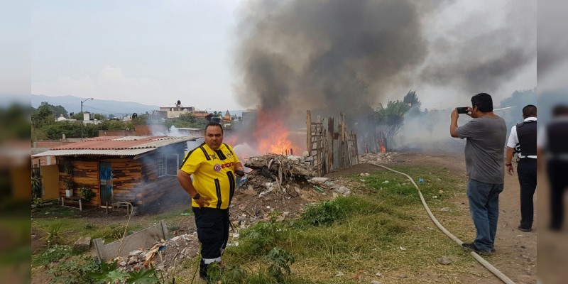 Se incendian casas en la Agustín Arriaga Rivera en Morelia - Foto 1 