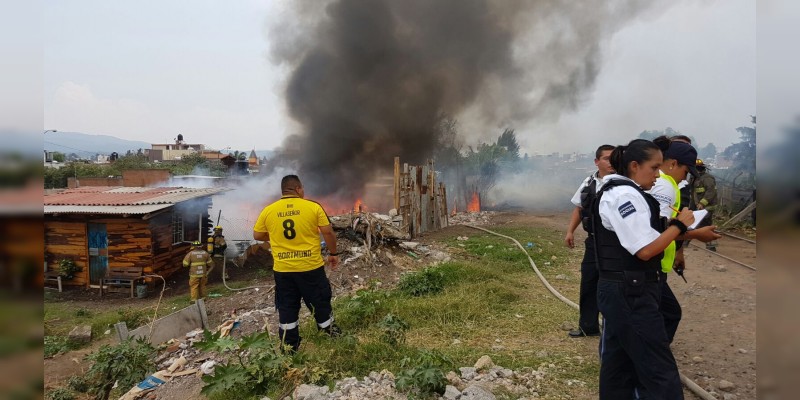 Se incendian casas en la Agustín Arriaga Rivera en Morelia - Foto 2 