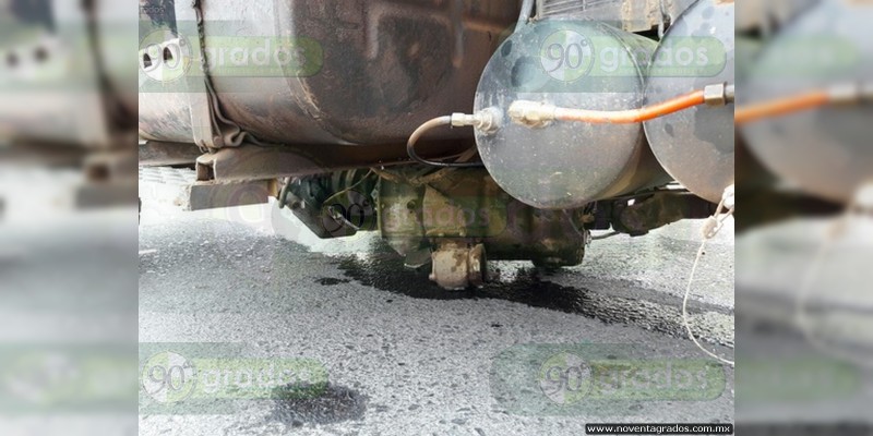 Un herido y daños materiales, deja aparatoso choque entre camiones en Zamora - Foto 1 
