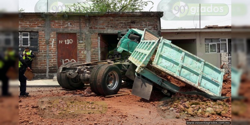 Un herido y daños materiales, deja aparatoso choque entre camiones en Zamora - Foto 2 