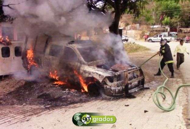 Normalistas se enfrentan contra la Policía en Guerrero; queman ambulancia y patrulla  